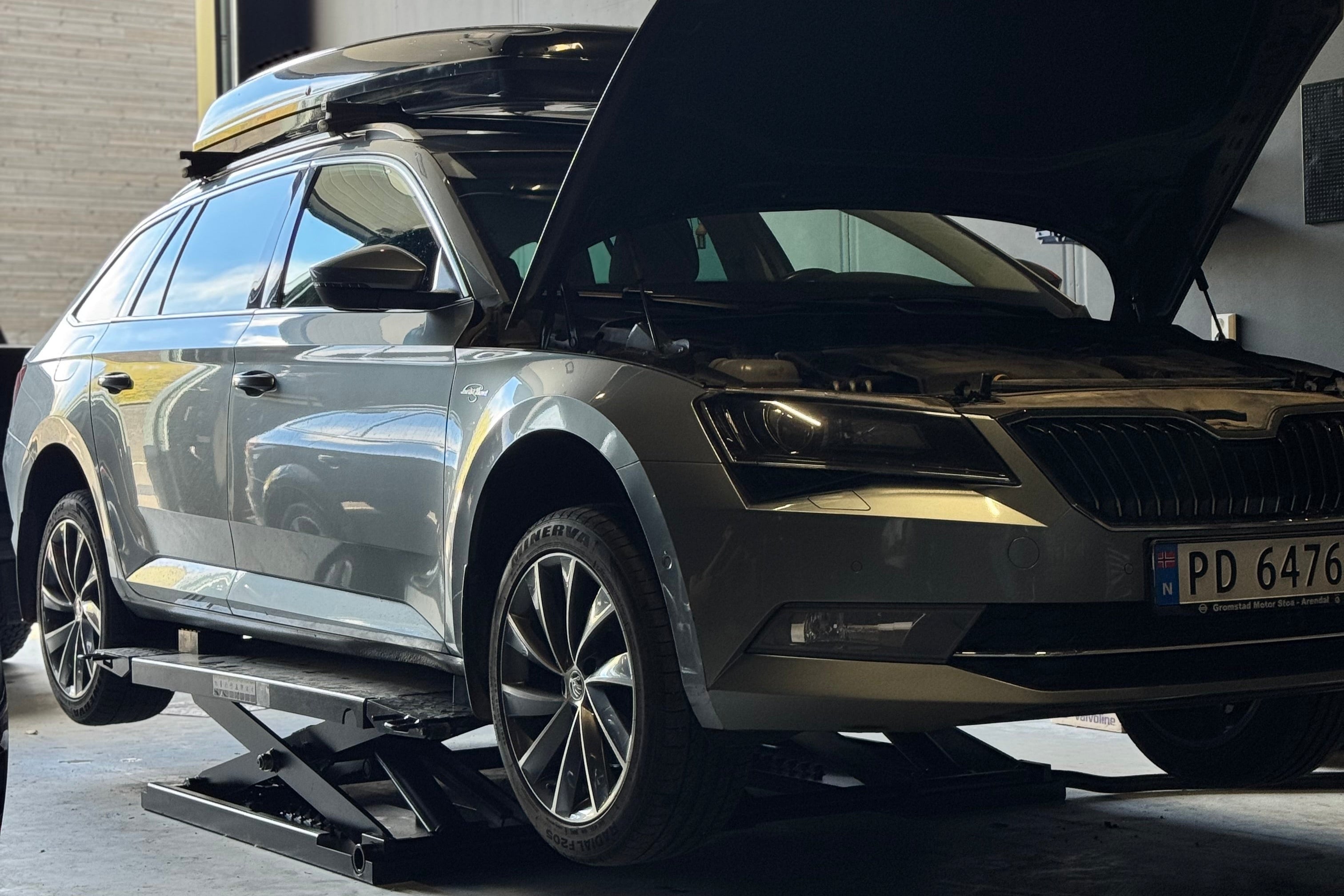 Skoda på vårt dekkverksted for profesjonelt dekkskift, dekkomlegging og balansering av dekk. Vi tilbyr rask og trygg service for alle bilmerker – sommerdekk, vinterdekk og avbalansering utført av erfarne fagfolk i vårt lokale dekksenter.